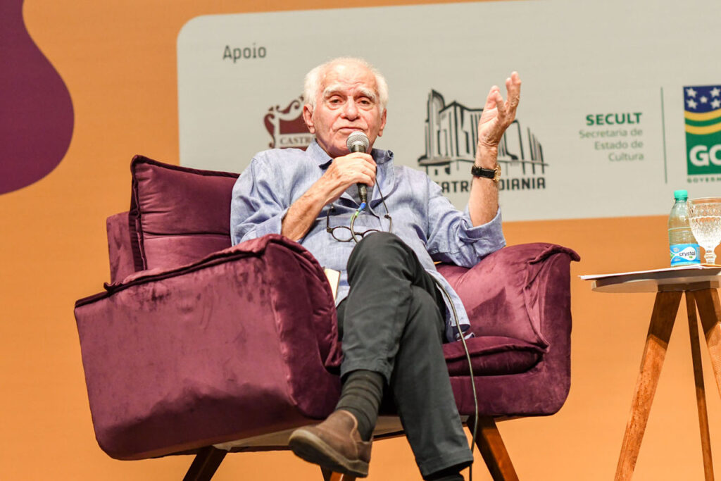 Veja como foi a conferência com Ignácio de Loyola Brandão em Goiânia